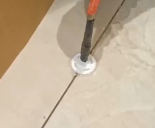 凤泉瓷砖空鼓维修公司专业解答瓷砖在铺贴过程中，如果没有涂抹均匀到位的粘结材料（如水泥砂浆或瓷砖胶），可能会导致以下问题
