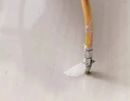 凤泉瓷砖空鼓维修公司专业解答在瓷砖铺贴过程中，如果使用的砂料过粗（如全部使用了粗砂），可能会导致以下问题