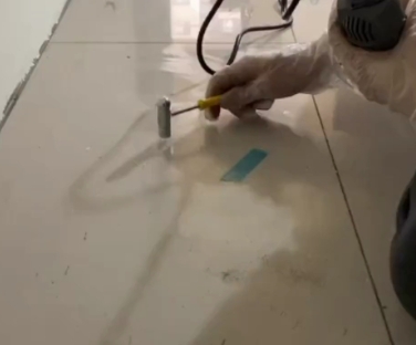 凤泉瓷砖开裂维修公司专业分享瓷砖在铺贴前如果没有沥干水分，将会导致以下问题