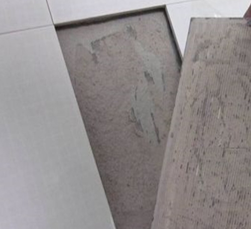 凤泉瓷砖空鼓维修公司分享瓷砖铺贴时如果打浆（即涂抹在瓷砖背面和基层上的砂浆或瓷砖胶）过少，会带来以下问题